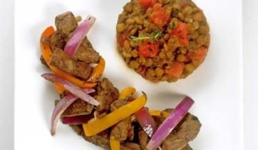 Saltado de hígado con lentejitas al tomate