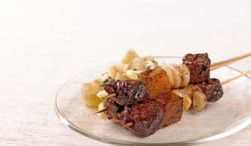 Anticuchos de alpaca marinada en hierbas andinas