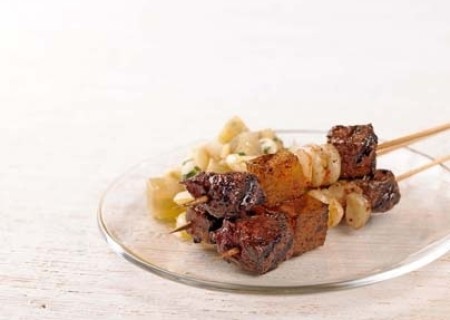 Anticuchos de alpaca marinada en hierbas andinas