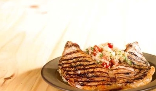 Chuletas de pavita adobadas con ensalada de quinua