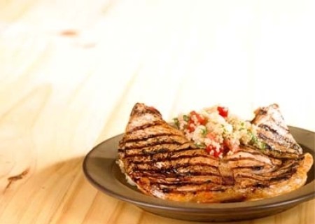 Chuletas de pavita adobadas con ensalada de quinua