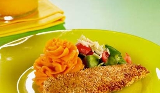Pollo con ajonjolí, puré de camote y ensalada romana
