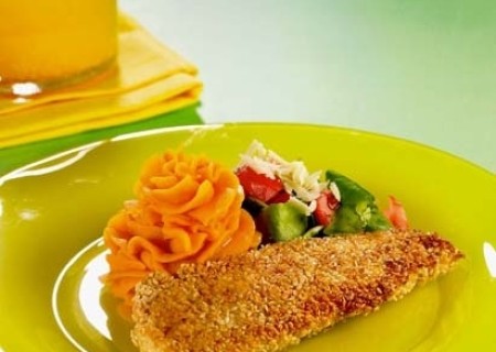 Pollo con ajonjolí, puré de camote y ensalada romana