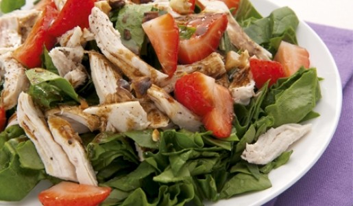 Ensalada de pollo y fresas