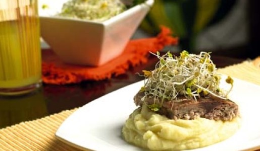 Filete glaseado sobre puré de yuca