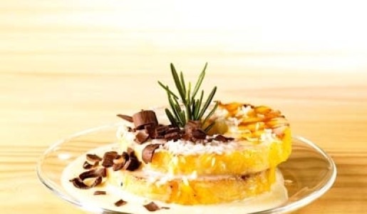 Piña al ron con salsa de coco