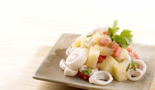 Ensalada de calamares y papas huayro asadas