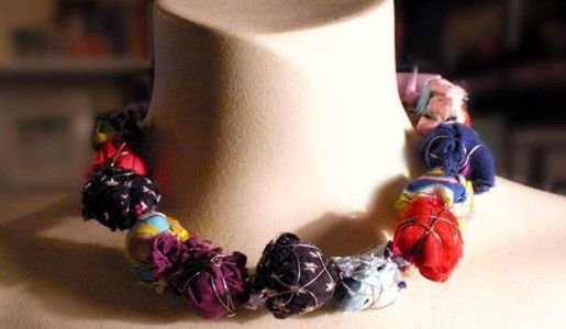 Cómo hacer un collar con bolas de tela