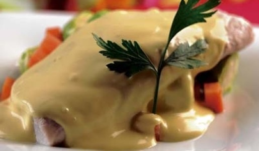 Pescado escalfado en salsa bearnesa y vegetales salteados