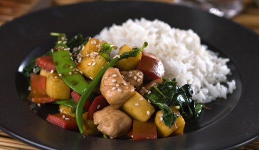 Pollo saltado estilo oriental