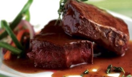 Lomo de res con vegetales salteados y salsa bordelesa