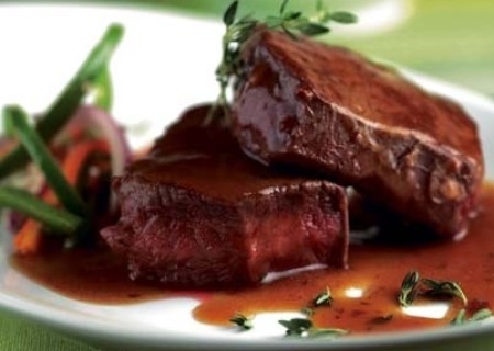 Lomo de res con vegetales salteados y salsa bordelesa