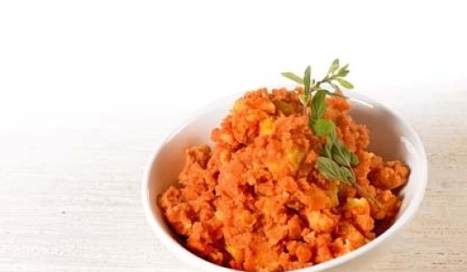 Puré rústico de papa huayro a la crema de ají panca