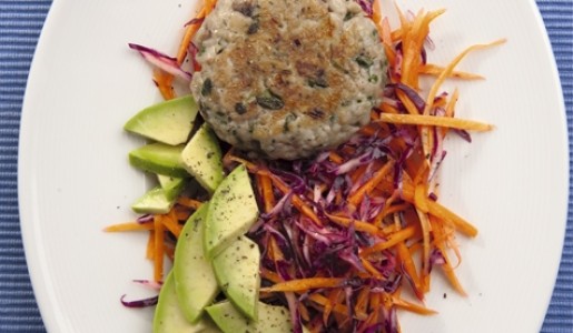 Hamburguesa de bonito con ensalada de col