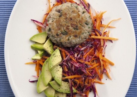 Hamburguesa de bonito con ensalada de col