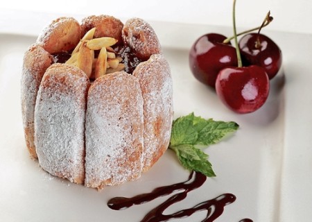 Carlota de chocolate almendrada