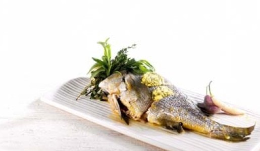 Chita entera en papillote con mantequilla a las finas hierbas