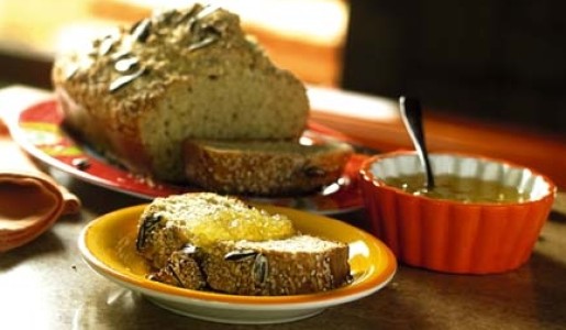 Pan de granos con mermelada de piña