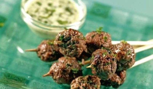 Bolitas de carne con salsa de yogur y culantro