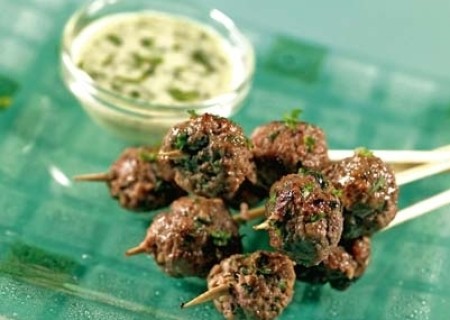 Bolitas de carne con salsa de yogur y culantro