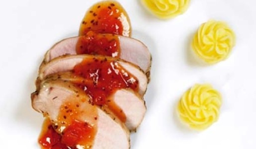 Cerdo asado con ciruelas y puré de papa