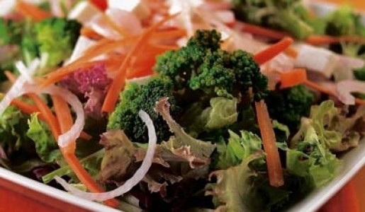 Mix de lechugas, con vegetales blanqueados y vinagreta clásica