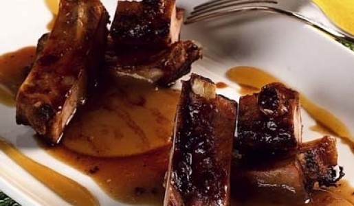 Costillas de cerdo con chancaca y kion