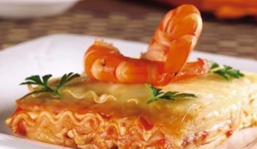 Lasaña con salsa de langostinos y queso