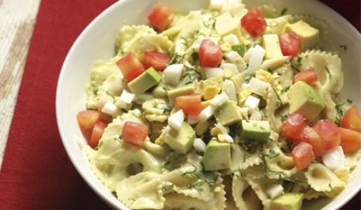 Corbatitas con salsa de palta y hierbabuena