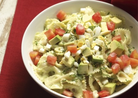 Corbatitas con salsa de palta y hierbabuena