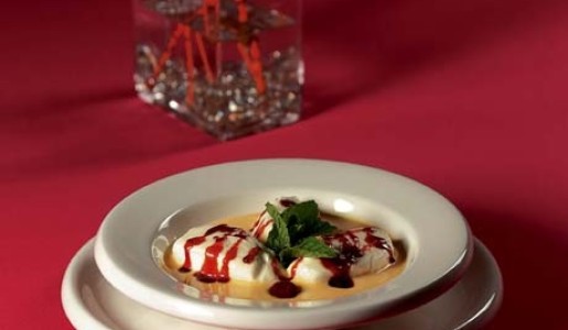 Islas flotantes con salsa de vainilla y maracuyá