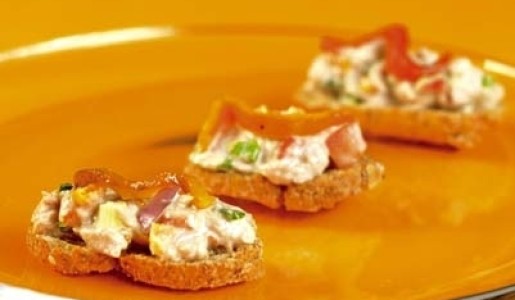 Montaditos de atún y pimientos asados