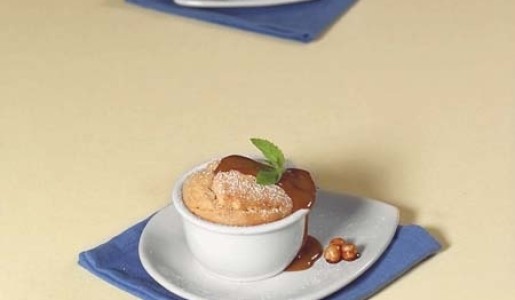 Soufflé de chocolate blanco relleno con salsa de Baileys