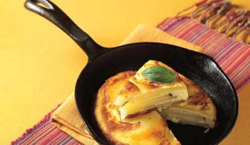 Tortilla de papas y jamón ahumado en jalea de cebollas