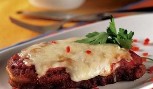 Filete de pollo rebozado en salsa de queso