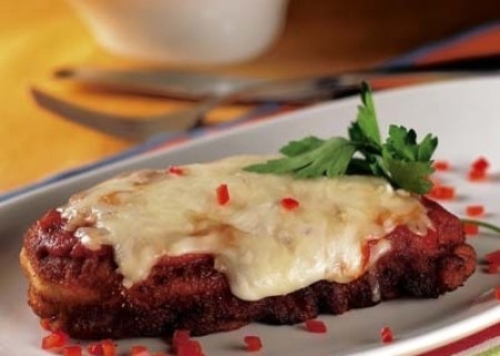 Filete de pollo rebozado en salsa de queso
