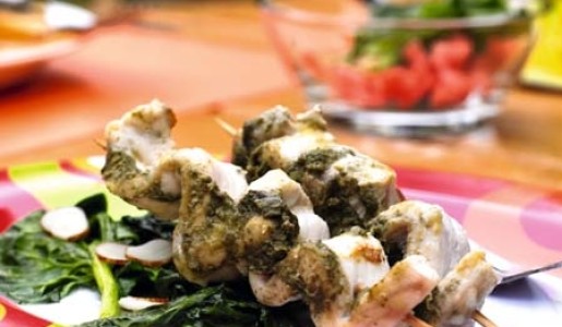 Brochetas de pescado en salsa de lima y kion