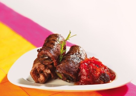 Enrollado de berenjena y bistec