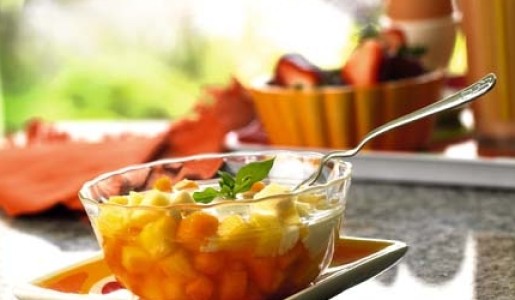 Crema de coco y frutas en almíbar