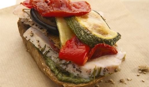 Sándwich de pavo y vegetales al horno