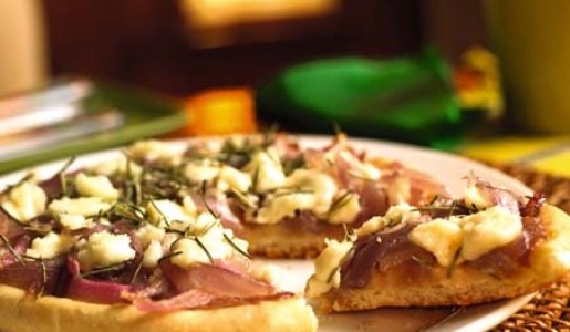 Pizza de papa con queso y cebollas glaseadas