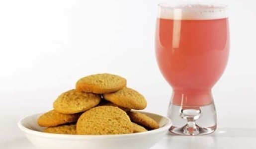 Jugo de guayaba y granadilla con galletas de manzana