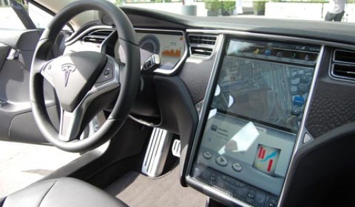 Auto eléctrico Tesla apela al cliente más exigente