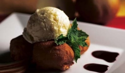 Buñuelos de pera con salsa de vino tinto