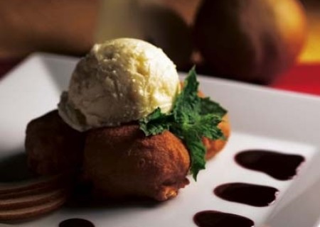 Buñuelos de pera con salsa de vino tinto