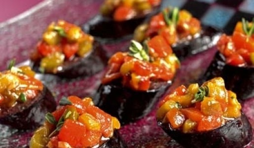 Ensalada de pimiento y ajo en tapa de morcilla