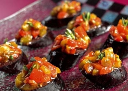 Ensalada de pimiento y ajo en tapa de morcilla