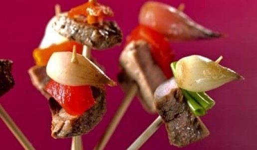 Brochetas de lomo con cebollas caramelizadas