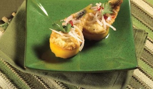 Pejerreyes arrebozados en cerveza sobre causa