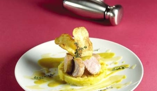 Solomillo de cerdo sobre torta de cebolla y salsa curry de Madrás